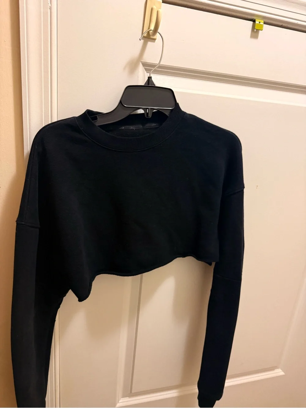 ALO Yoga Black Cropped Crewneck Sweatshirt